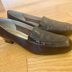 Women’s Magdesians 9 1/2 M dark brown shoes